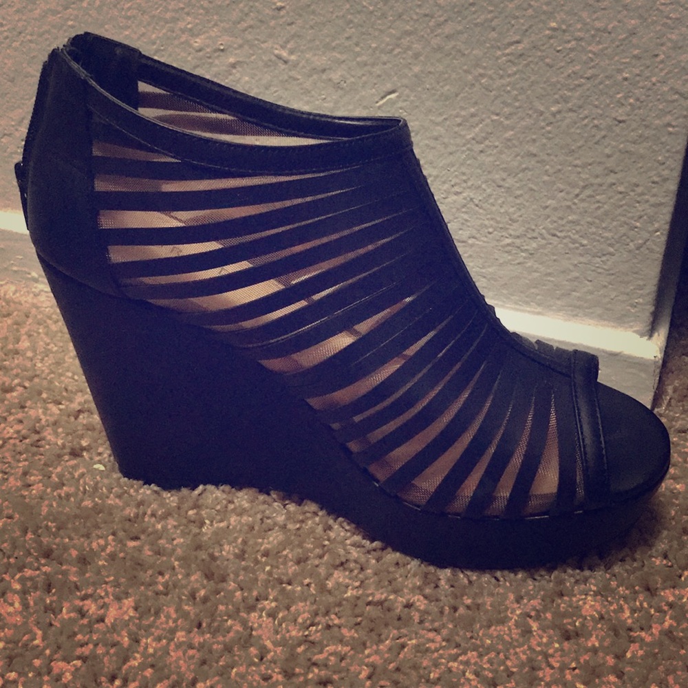 Black wedges